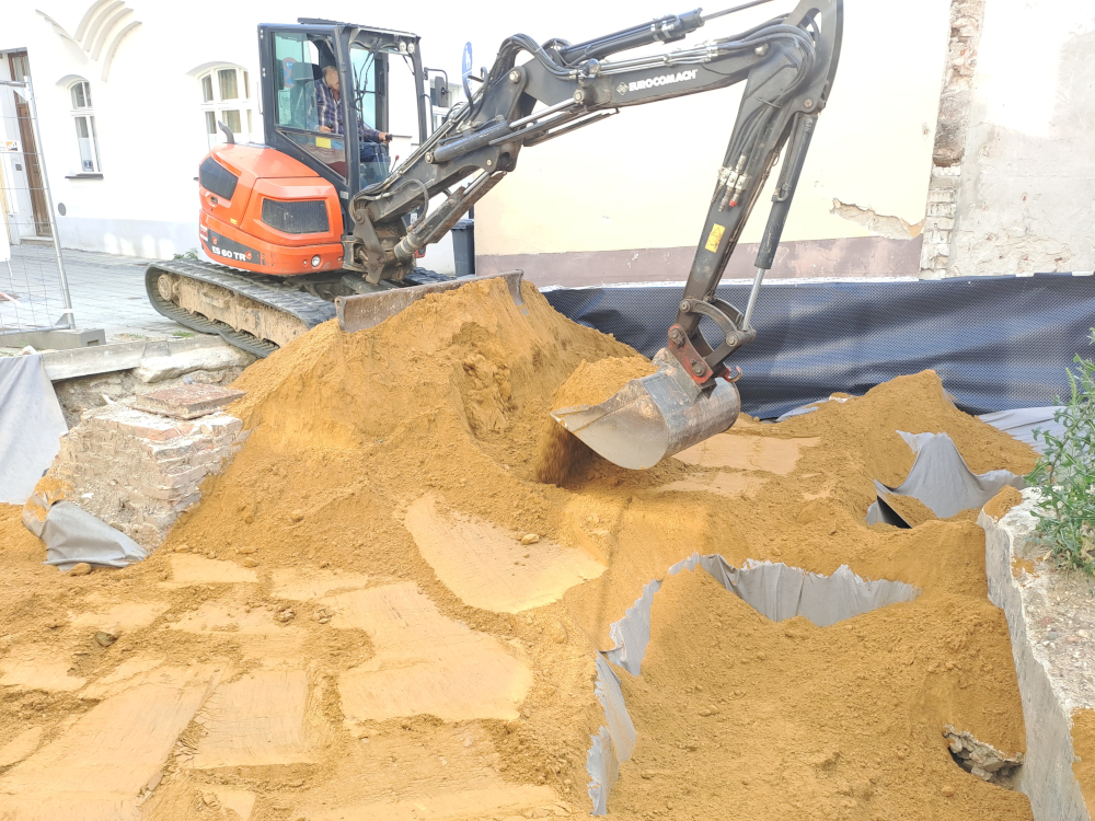 KÜ, konservatorische Überdeckung, Bagger füllt Sand auf GRK3 Fleece